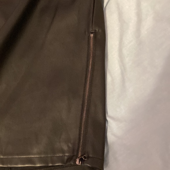 Bebe black faux leather dbl zip skirt - Picture 4 of 11